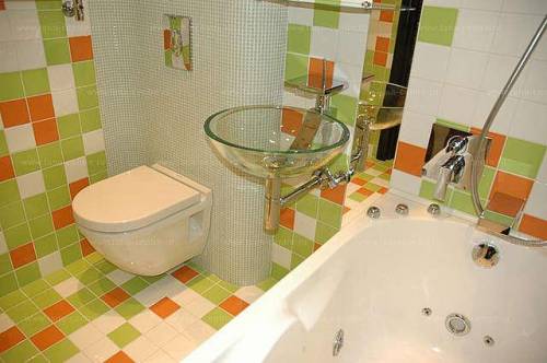 Цветная совмещенная ванная комната