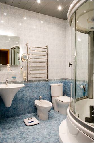 Голубая совмещенная ванная комната