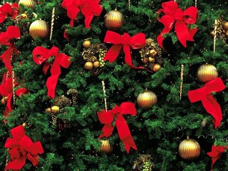 Вариант украшения новогодней елки бантиками