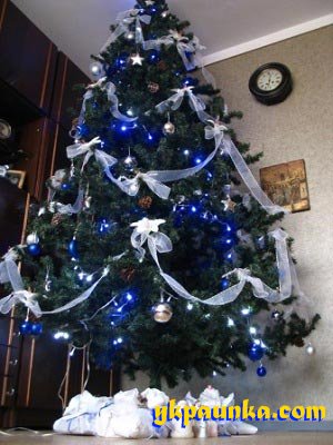 Вариант украшения новогодней елки лентами